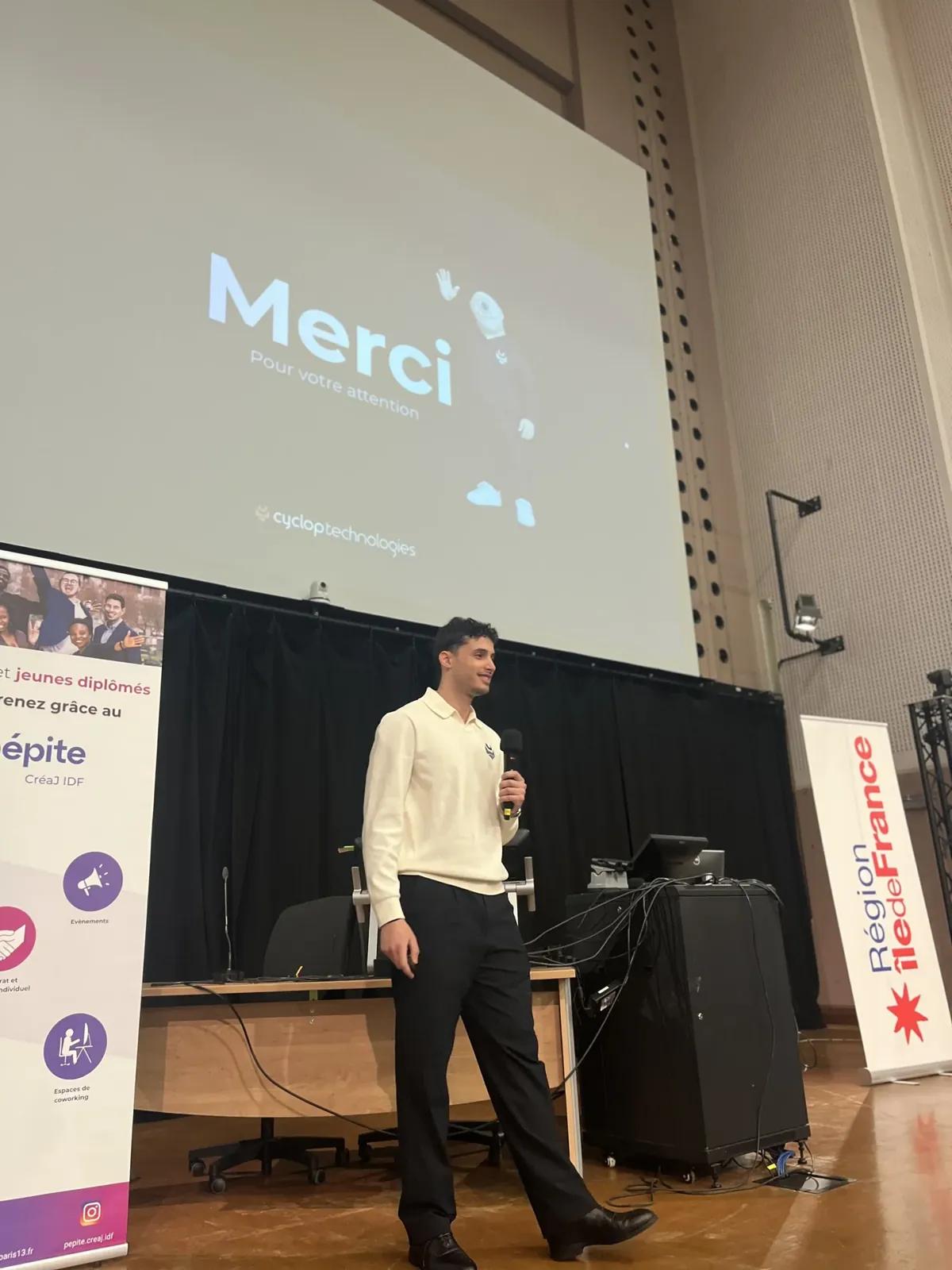 Bilel Rahmouni sur scène, à la fin de son pitch de Cyclop