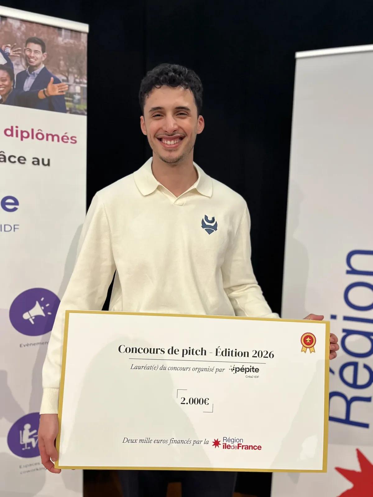 Bilel Rahmouni tenant le prix du concours de pitch PEPITE 2026, devant la bannière de la Région Île-de-France
