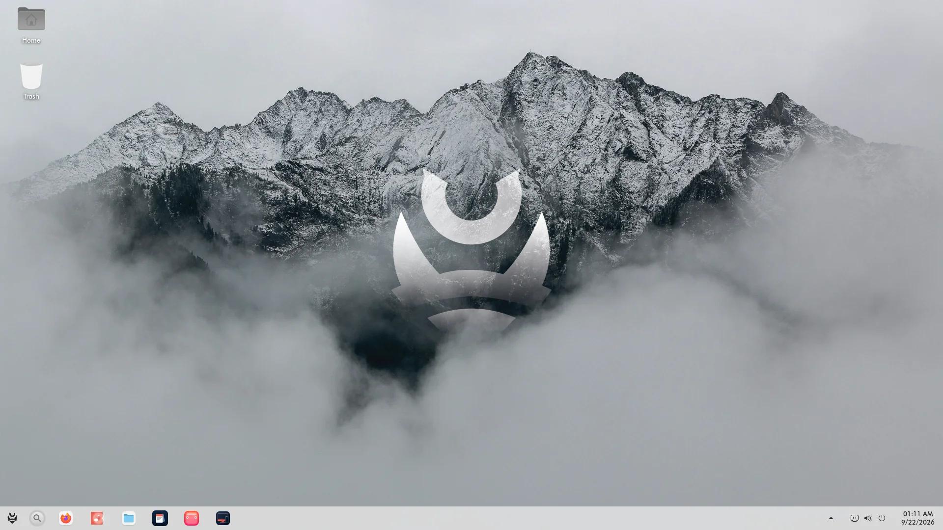 Cyclop Connect: the phone shows the paired computer, in front of a laptop running the Cyclop OS desktop